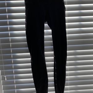 Lulu lemon leggings: Black 28’ length size 2